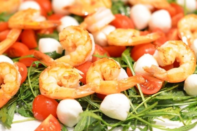 ПП салат с креветками, рукколой и моцареллой