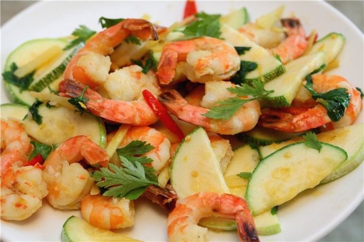 Креветки с цукини на сковороде