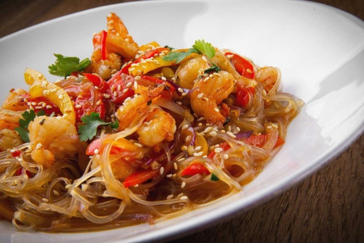 Фунчоза с креветками и шампиньонами