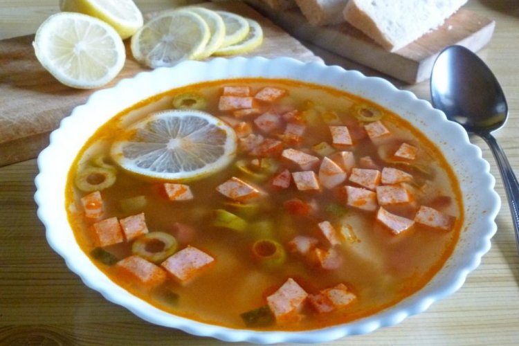 Солянка с сосисками и солеными огурцами