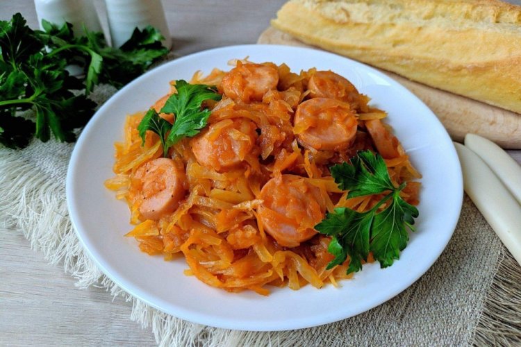 Солянка с капустой и сосисками в мультиварке