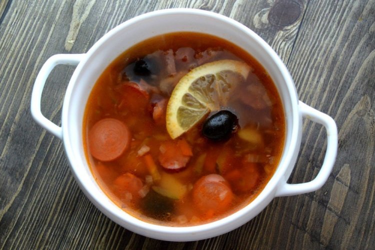 Солянка с сосисками, охотничьими колбасками и томатным соком