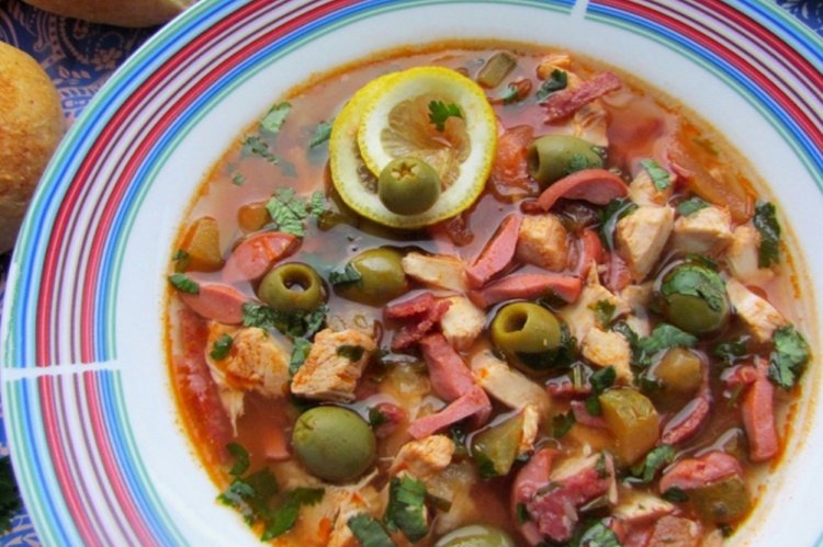 Солянка с курицей и сосисками