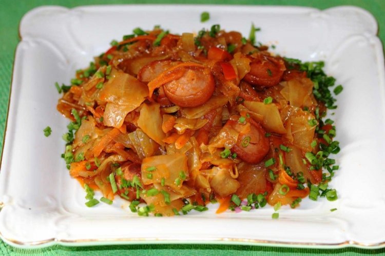 Солянка с сосисками и капустой