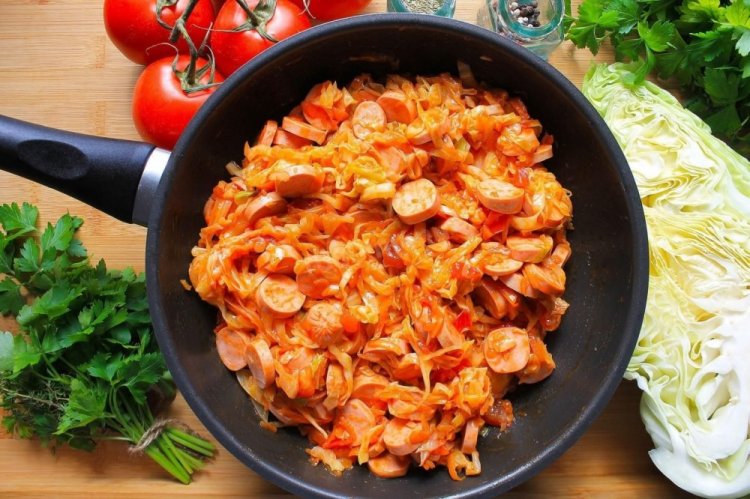 Капустная солянка с сосисками на сковороде