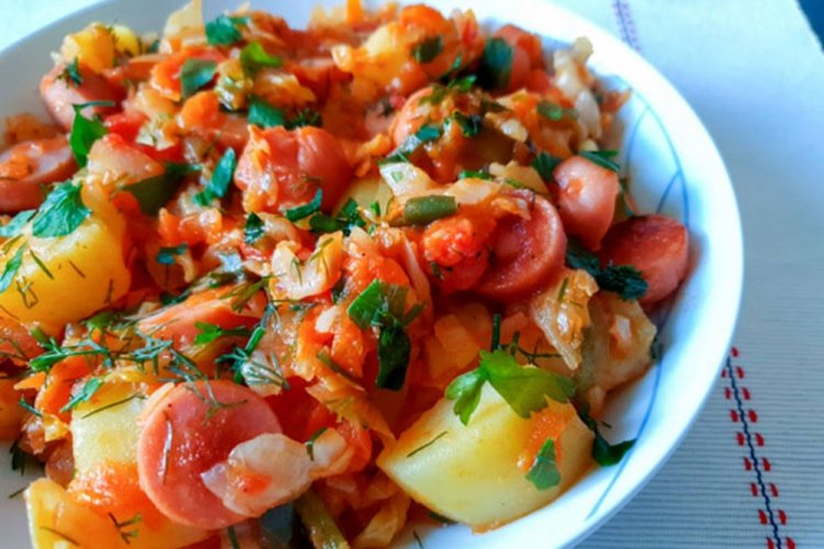 Солянка из квашеной капусты с сосисками и картошкой