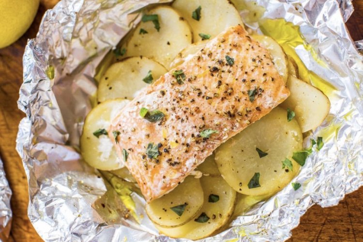 Стейки лосося с картошкой в духовке