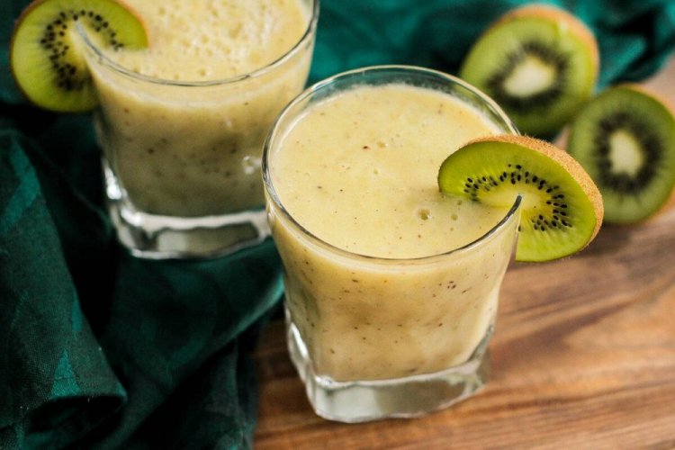 Смузи с киви и бананом на овсяном молоке