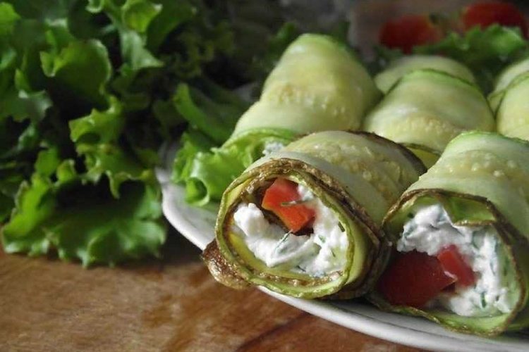 Рулетики из кабачков с перцем и творогом