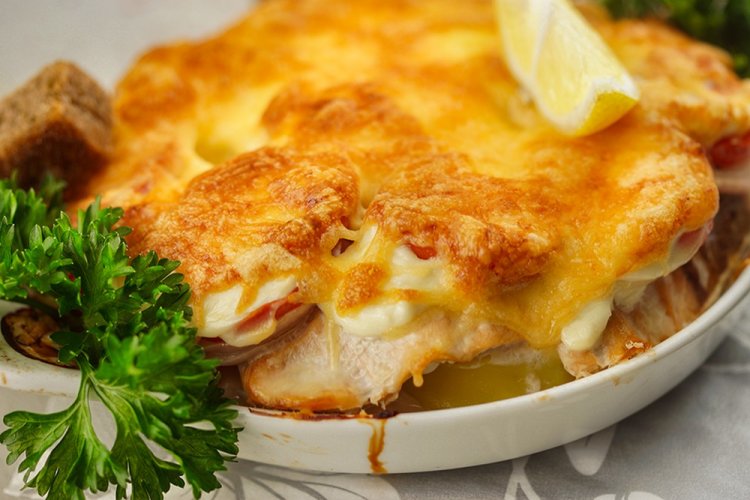 Стейки кеты с молодым картофелем в духовке