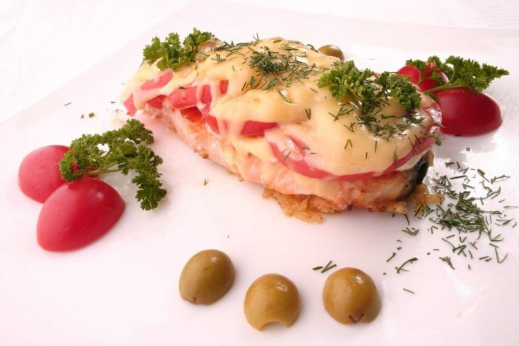 Стейки кеты с помидорами под сыром в духовке