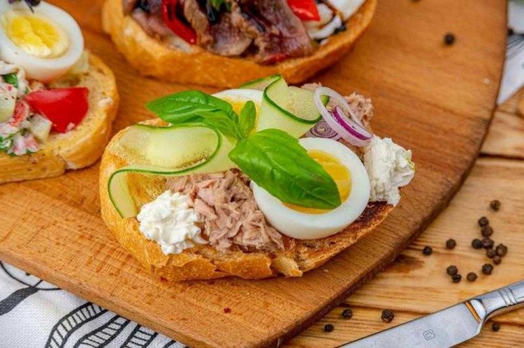 Брускетта с тунцом и вялеными помидорами