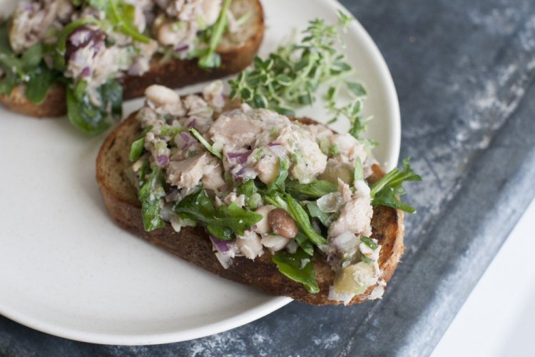 Брускетта с тунцом, рикоттой и каперсами