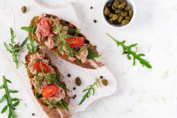 Брускетта с тунцом и помидорами