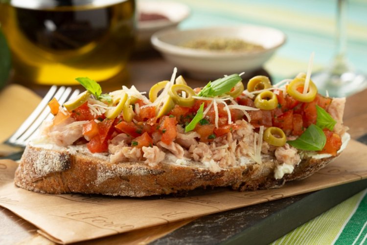 Брускетта с тунцом по-итальянски