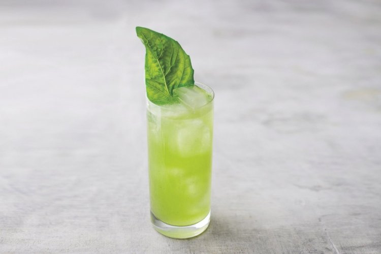Базиликовый коктейль с самбукой
