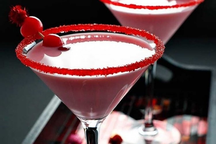 Вишневый коктейль с самбукой и молоком