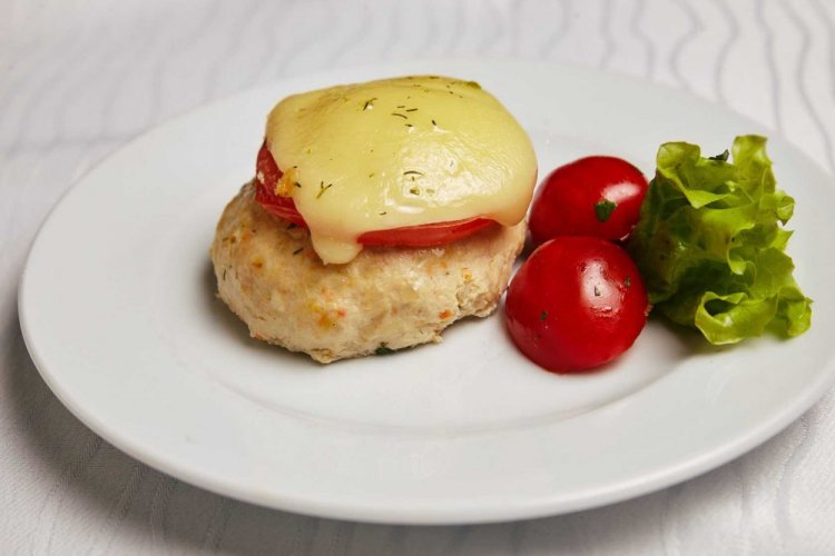 Куриные котлеты с помидорами и сыром в духовке