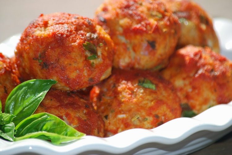 Куриные котлеты с рисом и томатным соусом