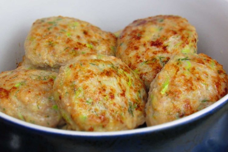 Куриные котлеты с кабачком и зеленым луком