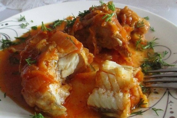 Филе минтая в сметане с томатной пастой на сковороде