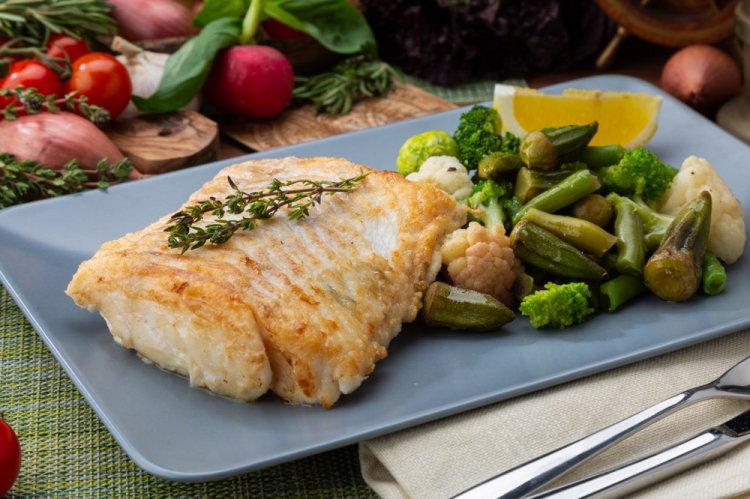 Филе минтая с овощами на сковороде