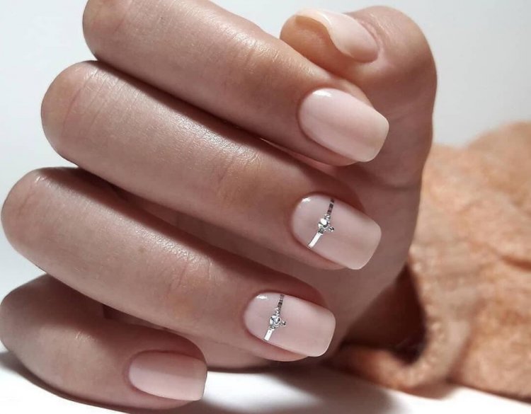 Нюд с акцентом металлик