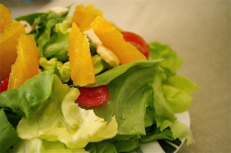 Низкокалорийный салат с моцареллой и апельсином
