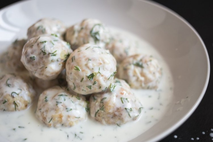 Тефтели с рисом и молочной подливкой