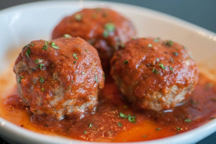 Тефтели с рисом и подливкой из помидоров в собственном соку