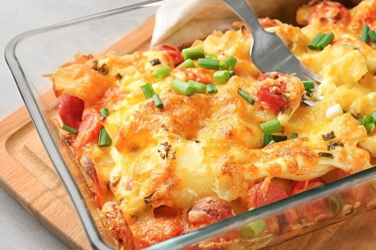 Картошка с сосисками под сыром в духовке