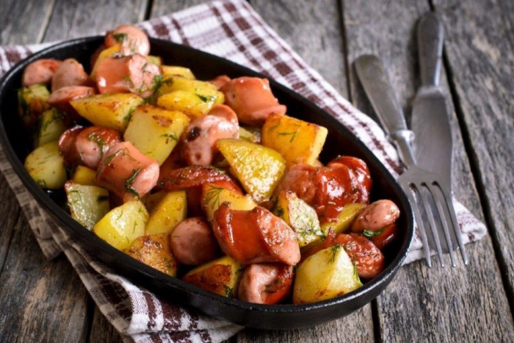 Вареная картошка с сосисками в духовке