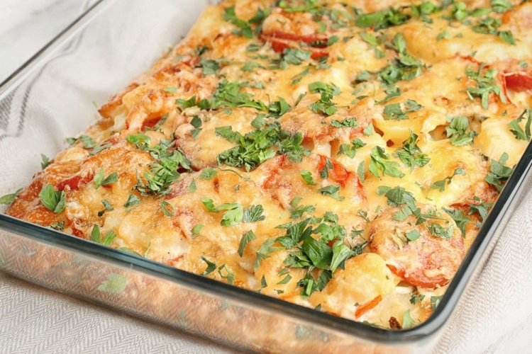 Картошка с сосисками и помидорами в духовке