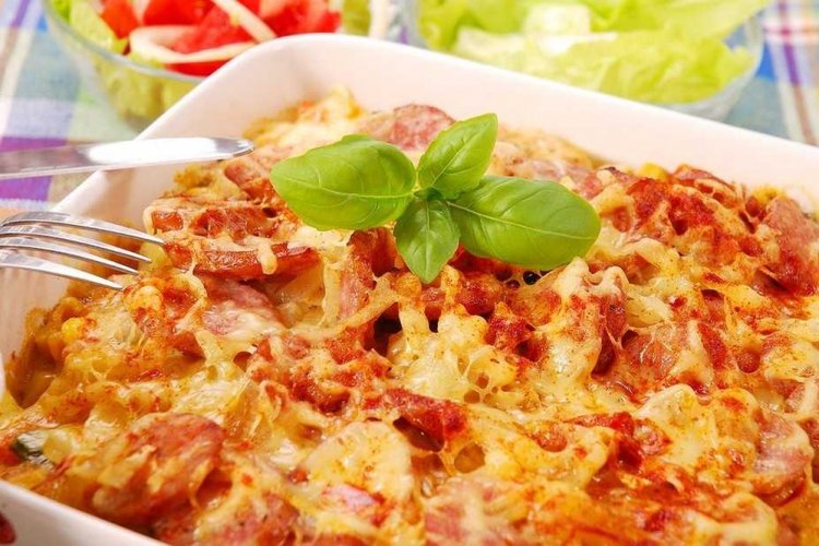 Картошка с сосисками, луком и кетчупом в духовке