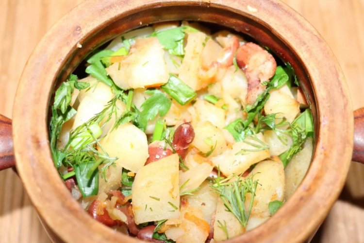 Картошка с сосисками в горшочках