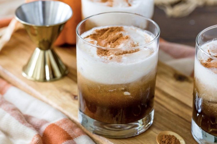 Белый русский со взбитыми сливками