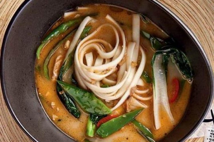 Суп с лапшой и кокосовым молоком