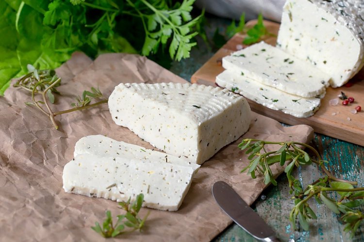 Сыр из козьего молока с орегано и чесноком
