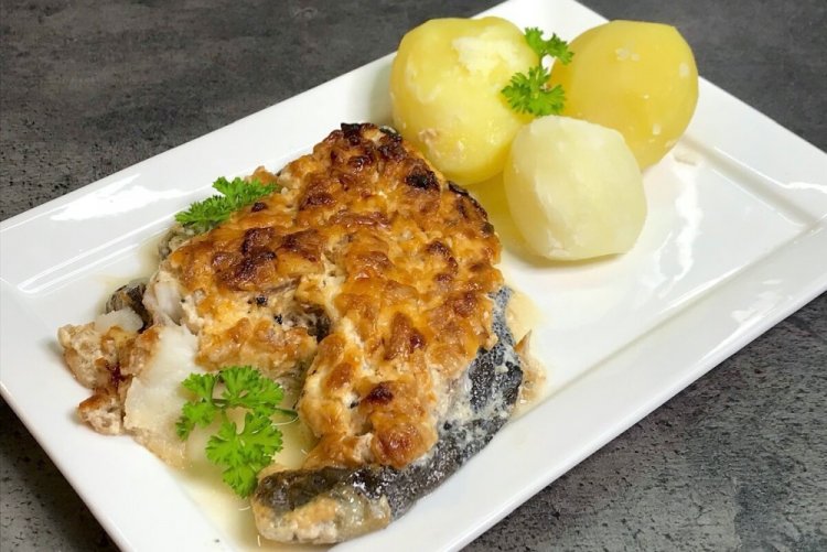 Стейки зубатки под яичной заливкой в духовке