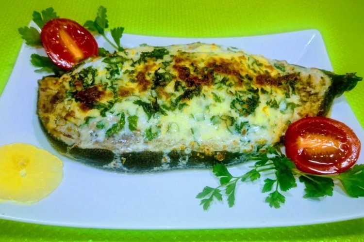 Стейк зубатки под шубой в духовке