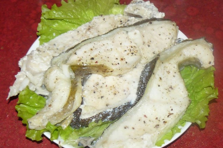 Стейки зубатки с луком и майонезом в духовке