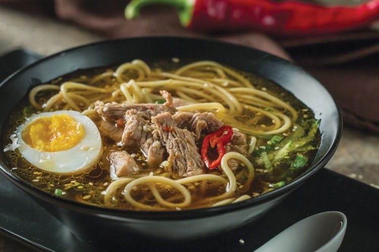 Корейский суп со свининой, лапшой и яйцами