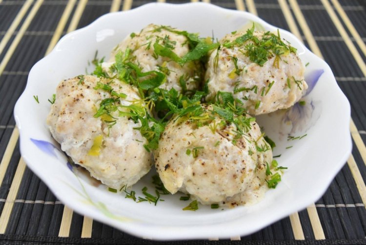 Паровые котлеты из курицы с хлебом