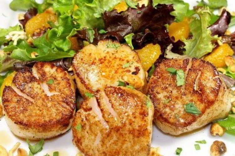 Морские гребешки с апельсинами и зеленым горошком