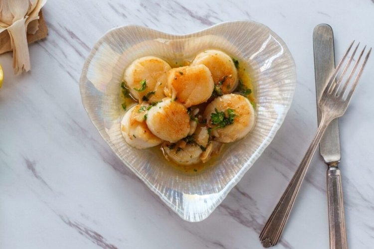 Морские гребешки в белом вине