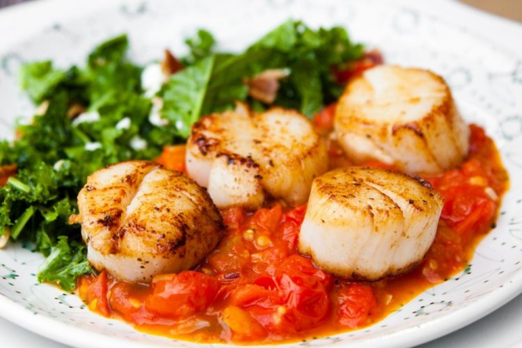 Морские гребешки в томатном соусе