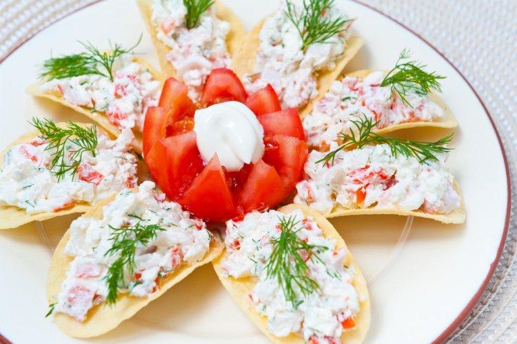 Закуска с помидорами и крабовыми палочками на чипсах