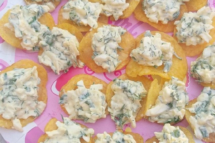 Закуска с творожным сыром и редисом на чипсах