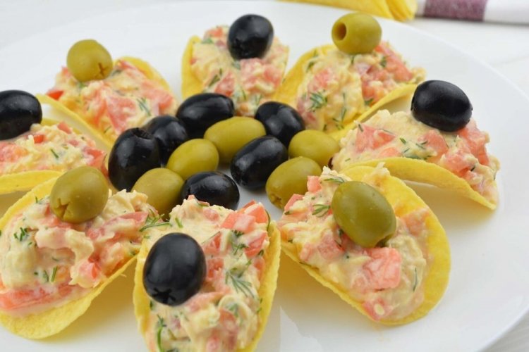 Закуска с помидорами и оливками на чипсах
