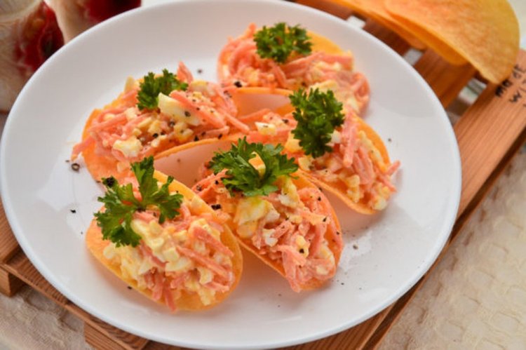 Закуска с колбасой и корейской морковью на чипсах